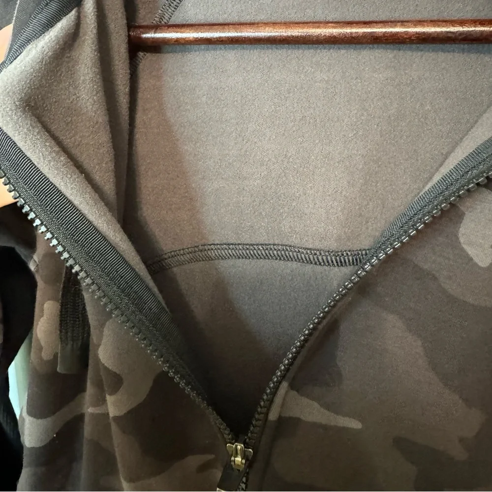 Athleta Triumph Zip Up Hoodie in Black Camo. EUC. Women’s Size Small - Picture 5 of 14